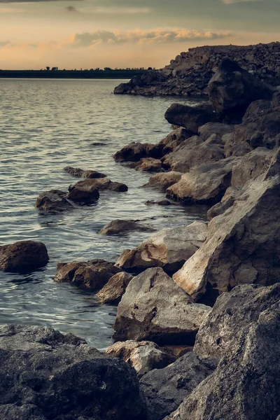 Tiro Vertical Uma Praia Com Pedras Pedras — Fotografia de Stock