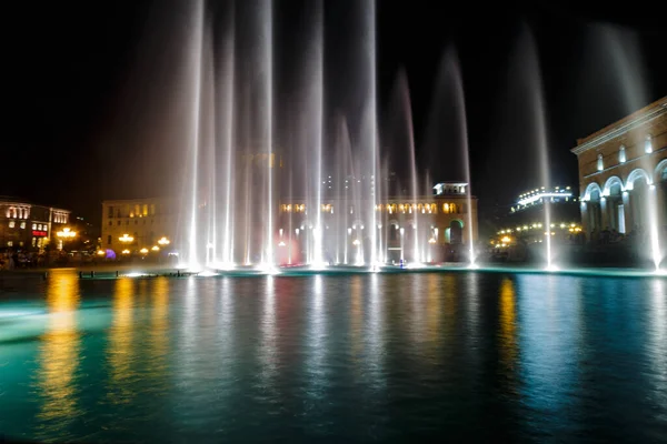 Krásné Osvětlené Fontány Budovy Náměstí Republiky Noci Jerevanu Arménie — Stock fotografie