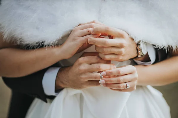 一对情侣戴结婚戒指的特写镜头 — 图库照片