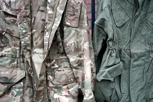 壁に掛けられたイギリス軍の制服の閉鎖 — ストック写真