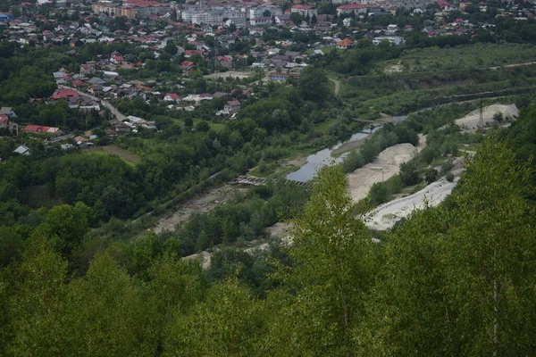 Bir Şehir Manzarası Bir Dağ Manzarası — Stok fotoğraf