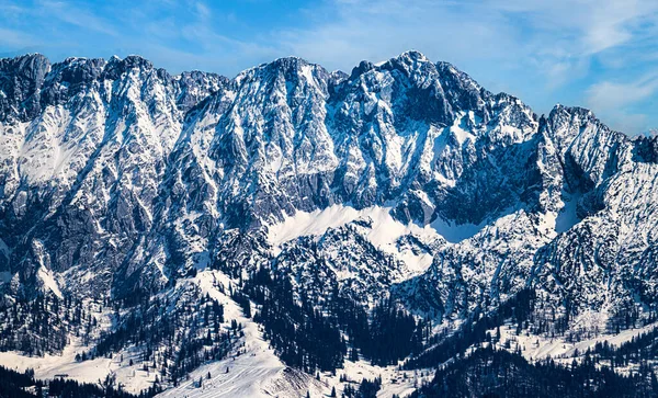Una Vista Una Montaña Cubierta Nieve Día Soleado Nublado —  Fotos de Stock