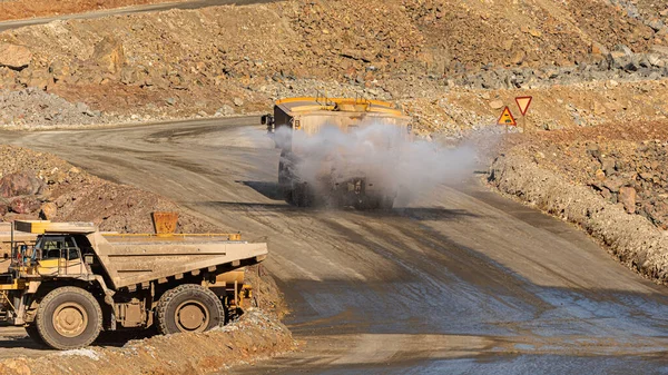 Camión Riego Minas Bulldozer Amarillo Para Extracción Minerales — Foto de Stock