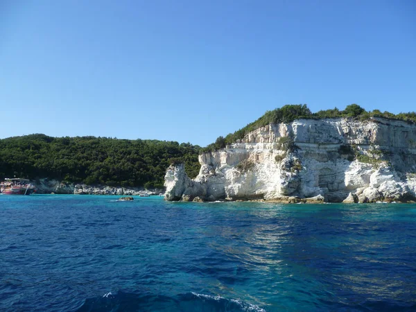 Vacker Utsikt Över Korfu Med Grönska Toppen Över Vattenytan Grekland — Stockfoto