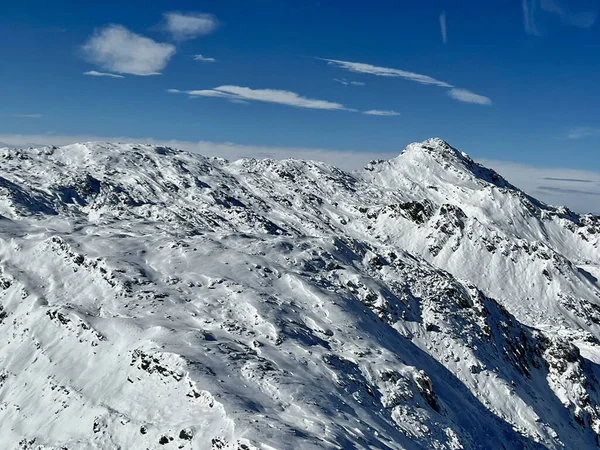 Güzel Kar Kaplı Dağların Büyüleyici Manzarası — Stok fotoğraf