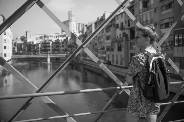 Una Foto Escala Grises Una Mujer Caucásica Puente Eiffel Girona — Foto de Stock