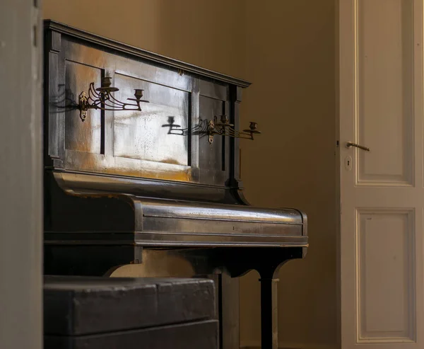 Antik Zongora Csillárokkal Megvilágított Természetes Fény Jön Egy Ajtó — Stock Fotó