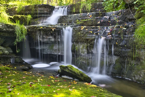 晴れた秋の日に美しい滝の魅惑的なショット — ストック写真