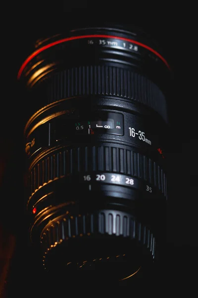 Lente Uma Câmera Profissional Fundo Escuro — Fotografia de Stock