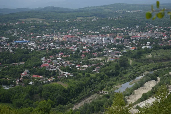 Een Luchtfoto Van Een Stadsgezicht Een Berglandschap — Stockfoto