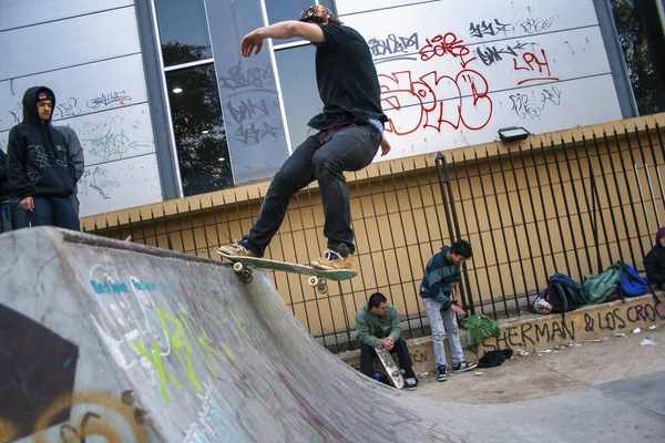 Buenos Aires Argentina Sep 2008 Adolescente Saltando Rampas Calle Buenos — Foto de Stock