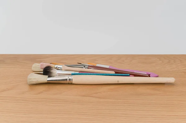 带复制空间的木制桌面上的一组画笔 — 图库照片