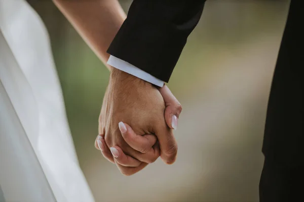 Nahaufnahme Eines Paares Beim Händchenhalten Während Der Hochzeit — Stockfoto