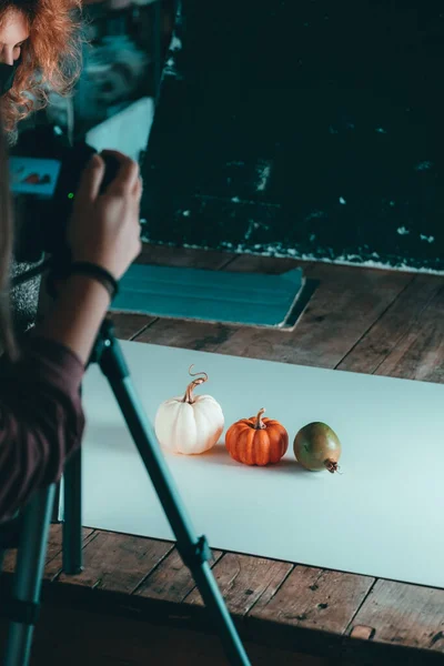 Vertical Shot Photographer Taking Picture Pumpkins — стоковое фото