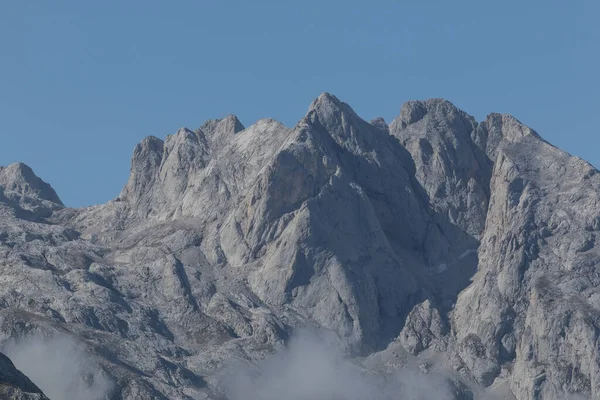 青い空に対する山の景色 — ストック写真