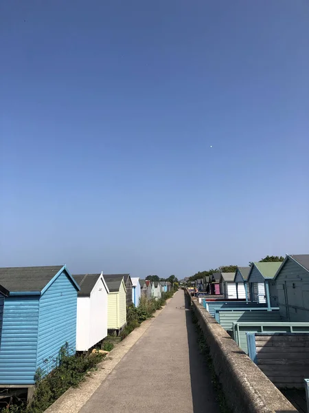 Een Close Van Dorpshuizen Tegen Een Heldere Blauwe Lucht Whitstable — Stockfoto