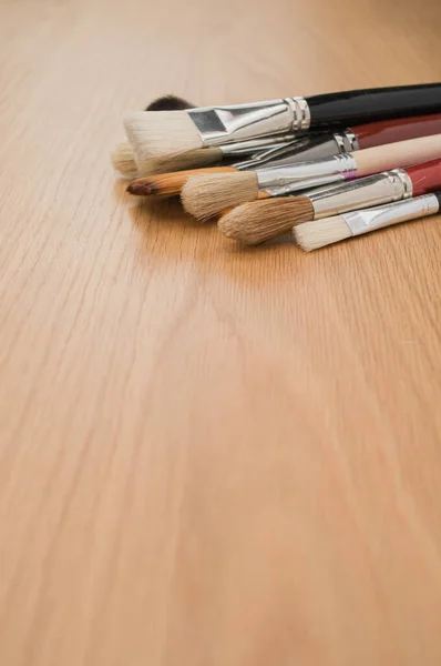 Uppsättning Penslar Ett Träbord Med Kopieringsutrymme — Stockfoto