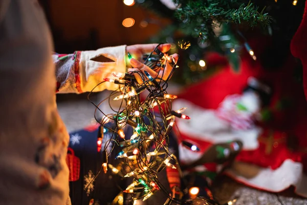 Primer Plano Una Persona Pijama Acogedor Sosteniendo Luces Navidad Iluminadas —  Fotos de Stock