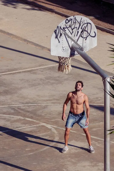 Barcelona Spanien Nov 2021 Atletisk Mandlige Basketballspiller Aktion Udendørs Shirtless - Stock-foto