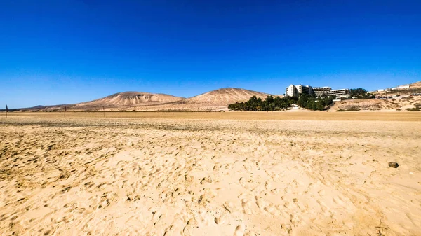 Une Zone Sablonneuse Avec Des Montagnes Des Bâtiments — Photo