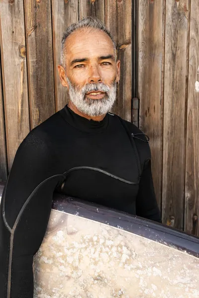 Colpo Verticale Maschio Maturo Muta Con Tavola Surf — Foto Stock