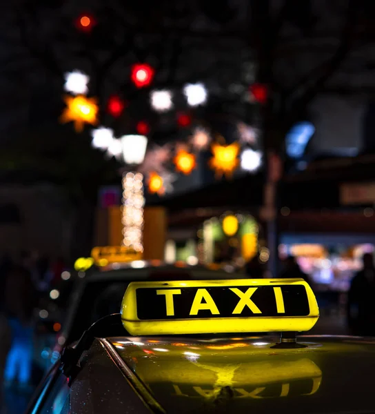 Plan Panneaux Taxi Allemands Éclairés Nuit Avec Des Lumières Ville — Photo