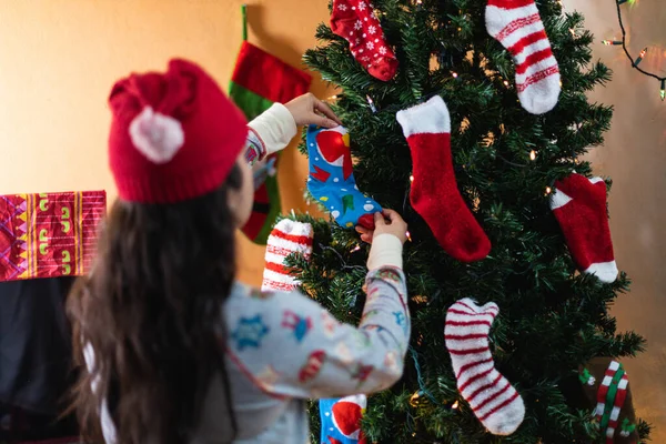 Close Uma Fêmea Pijama Aconchegante Decorando Uma Árvore Natal — Fotografia de Stock