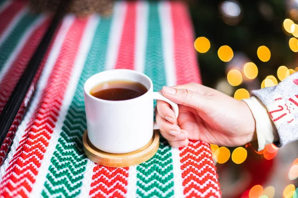 Närbild Bild Person Pyjamas Som Håller Kopp Kaffe Ett Julbord — Stockfoto