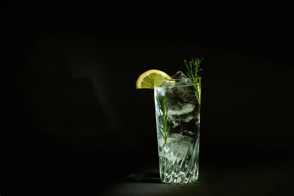 Lang Drinkglas Met Ijs Een Heldere Vloeistof — Stockfoto