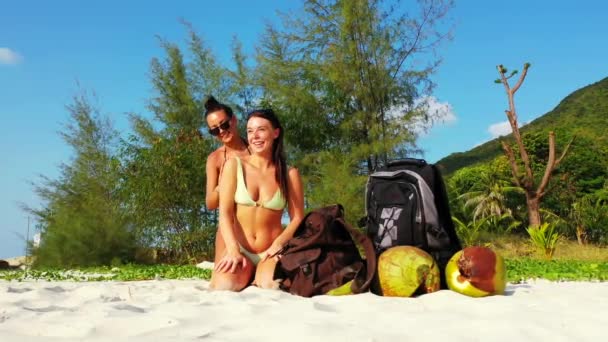 Footage Female Friends Bikinis Tropical Beach — Video Stock
