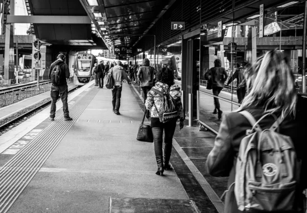 澳大利亚墨尔本 2021年11月2日 人们在澳大利亚墨尔本火车站等火车的灰度镜头 — 图库照片