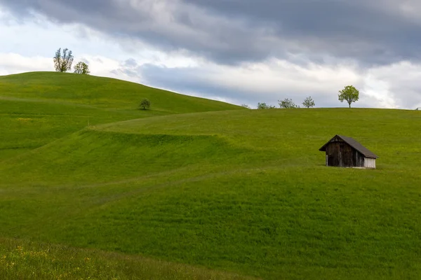 Breathtaking Shot Tiny House Huge Landscape Cloudy Skies — Stok fotoğraf