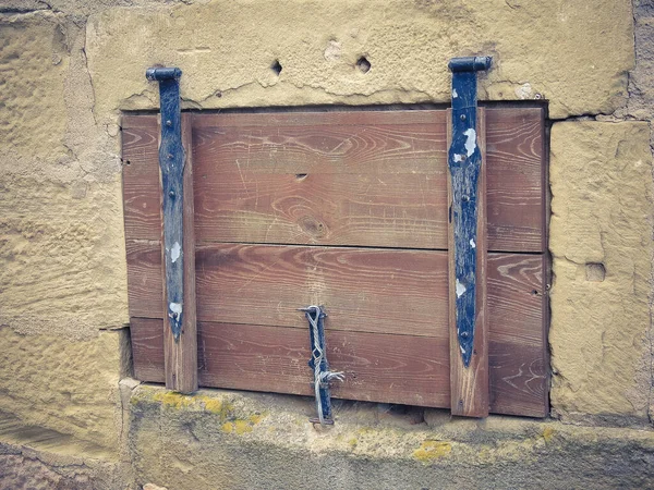 Uma Porta Madeira Pequena Velha Uma Parede Pedra Weathered — Fotografia de Stock