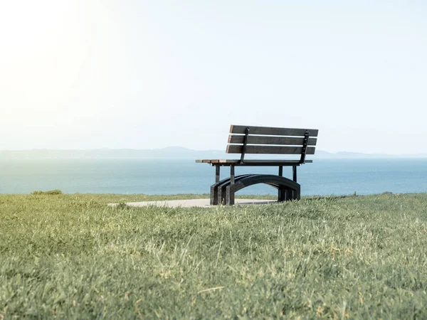 Άποψη Του Bench Πράσινο Γρασίδι Νερό Και Ουρανό Τοπίο — Φωτογραφία Αρχείου