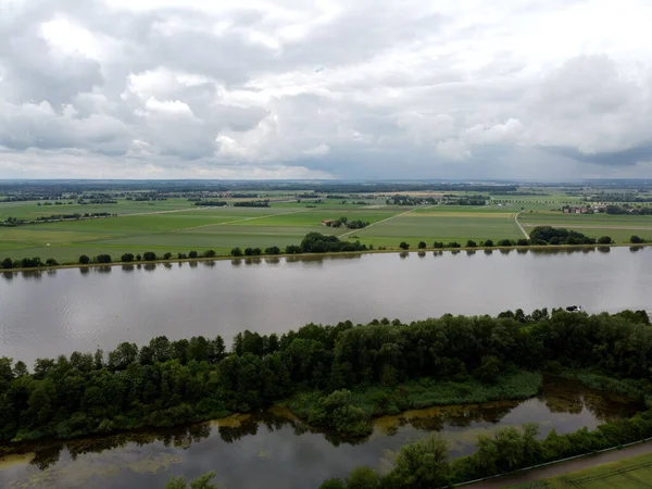 Спокойное Озеро Окруженное Сельскохозяйственными Полями Облачным Небом — стоковое фото