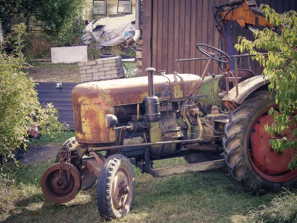 Sebuah Traktor Jerman Tua Bekerja Kebun — Stok Foto