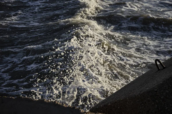Μια Κοντινή Λήψη Από Αφρώδη Κύματα Που Συντρίβονται Μια Βραχώδη — Φωτογραφία Αρχείου