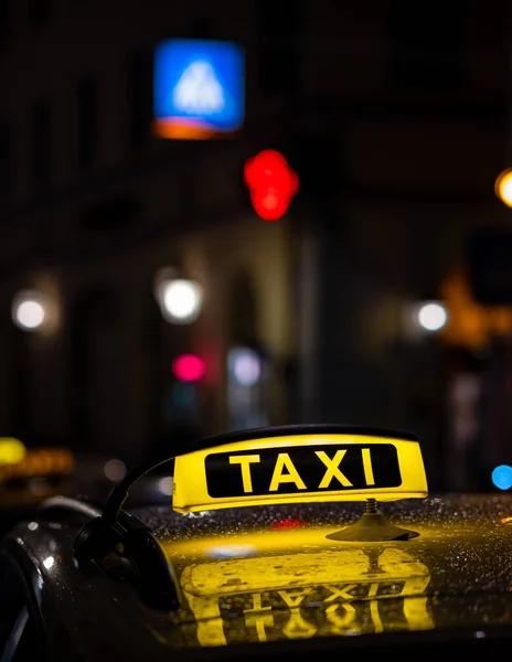 Ένα Πλάνο Των Γερμανικών Πινακίδων Ταξί Φωτίζεται Νύχτα Θολή Φώτα — Φωτογραφία Αρχείου