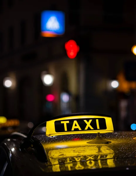 Plan Panneaux Taxi Allemands Éclairés Nuit Avec Des Lumières Ville — Photo