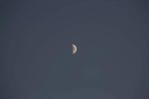 Uma Lua Meia Faseada Céu Cinza Escuro — Fotografia de Stock