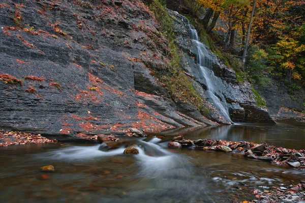 Okouzlující Záběr Krásného Vodopádu Slunečného Podzimního Dne — Stock fotografie