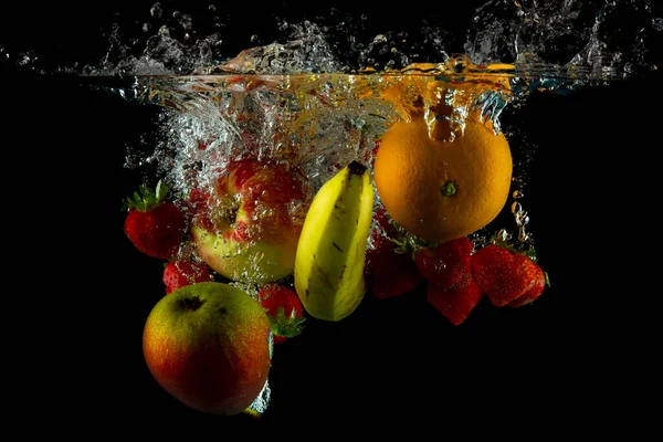 Eine Nahaufnahme Einiger Früchte Wasser Auf Schwarzem Hintergrund — Stockfoto