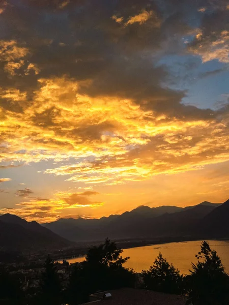 Vertical Shot Lake Mountains Sunset Sky Background — Foto Stock