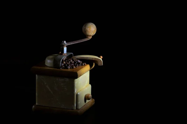 Zbliżenie Starego Szlifierki Kawy Ziarnem Kawy Czarnym Tle Martwe Zdjęcia — Zdjęcie stockowe