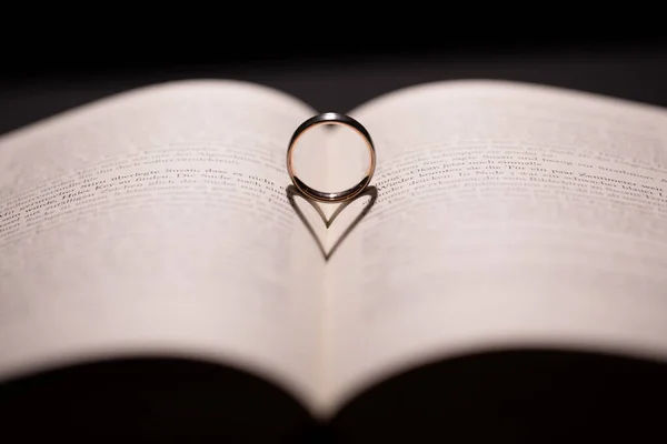 Kitabın Sayfaları Arasındaki Yüzüğün Yakın Çekimi — Stok fotoğraf