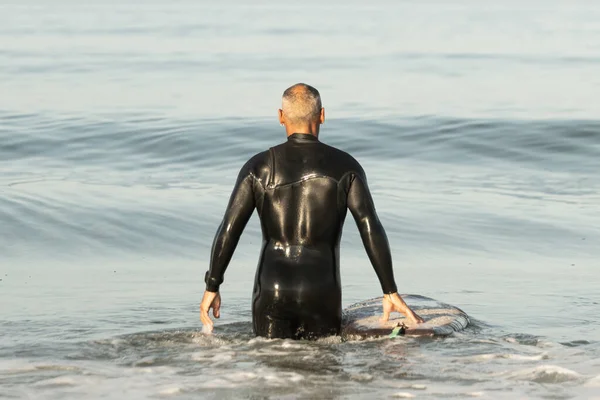 Macho Maduro Traje Neopreno Con Tabla Surf — Foto de Stock