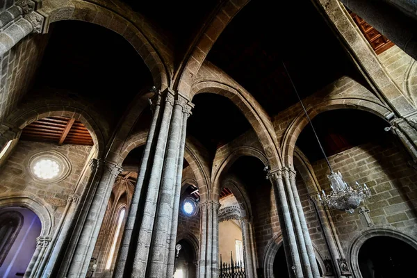 Interior Oscuro Una Antigua Iglesia Con Columnas Arco España — Foto de Stock