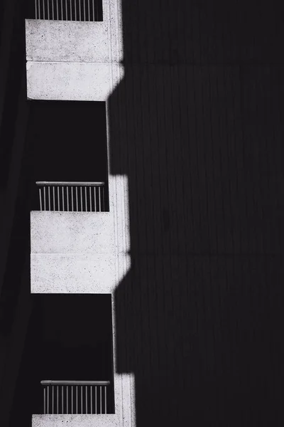 Eine Vertikale Graustufenaufnahme Der Balkone Des Gebäudes — Stockfoto