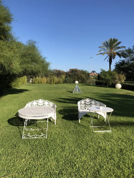 意大利西西里卡塔尼亚酒店花园的桌子和椅子 — 图库照片