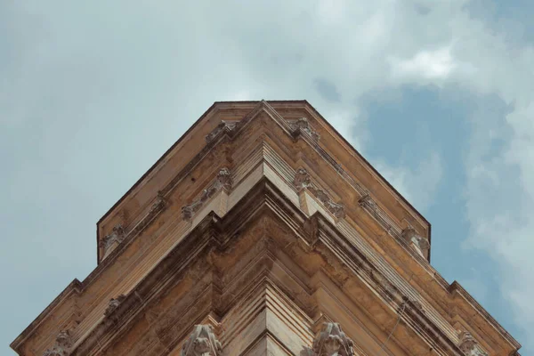 Niski Kąt Ujęcia Historycznego Budynku Pod Niebem — Zdjęcie stockowe